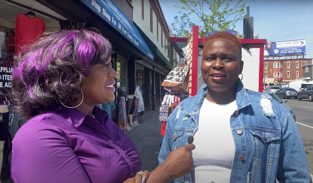 Saj “Purple” Blackwell talking to West Philly residents about the Derek Chauvin trial. (WHYY)