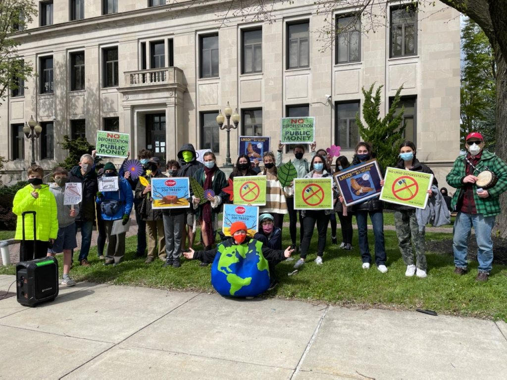 EnviroProtest Climate Action Lower Merion's protest outside Lower Merion School District headquarters. (Courtesy of Eurhi Jones)