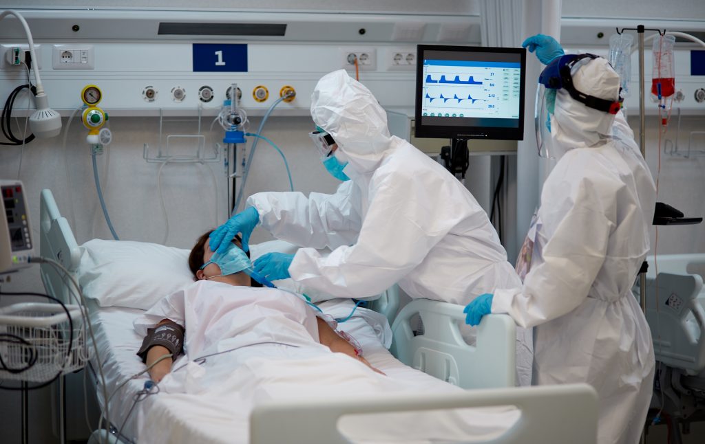 Serious cases of COVID-19 have grown in recent weeks in Americans 50 and younger. (Tempura/Getty Images)