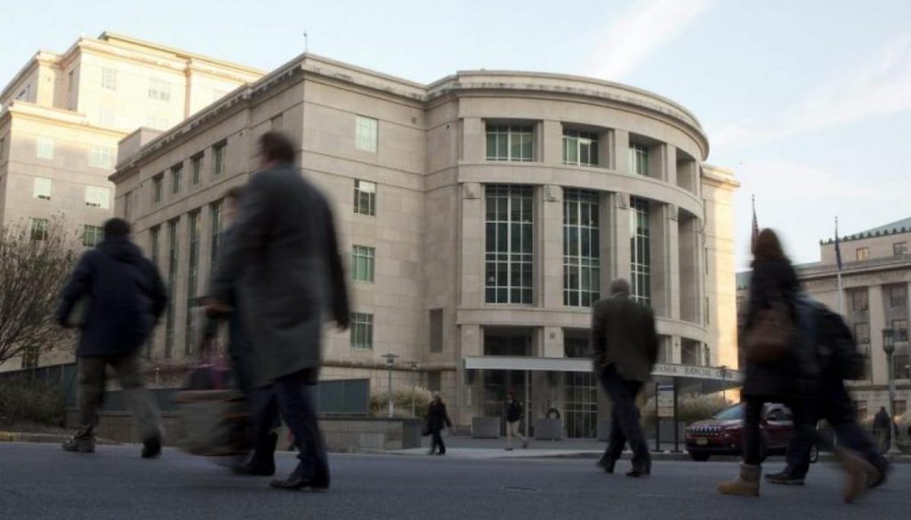 judicial_election_photo La gente camina junto al Centro Judicial de Pensilvania el martes 8 de diciembre de 2015, en el Capitolio estatal en Harrisburg. (Foto: Matt Rourke/AP)