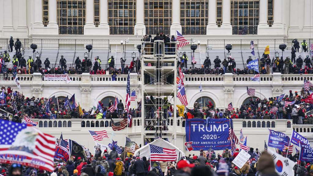 Insurrectionists loyal to former President Donald Trump breach the U.S. Capitol in Washington on Jan. 6. Prosecutors have secured the first guilty plea in a conspiracy case brought against members of the Oath Keepers extremist group in the attack. File photo: Insurrectionists loyal to former President Donald Trump breach the U.S. Capitol in Washington on Jan. 6. (John Minchillo/AP)