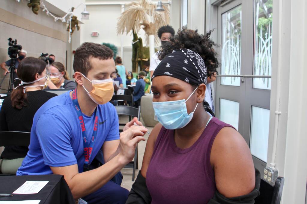 2021 08 17-e lee-zaliyah dozier-philadelphia zoo-covid vaccine clinic Zaliyah Dozier gets a COVID-19 vaccination at the Philadelphia Zoo