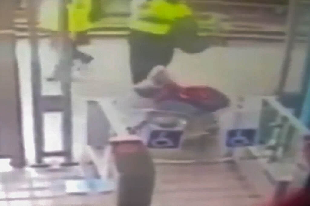 Screen-Shot-2021-08-24-at-3.37.17-PM Security footage of a security guard striking another person at SEPTA’s Allegheny Station. (6ABC)