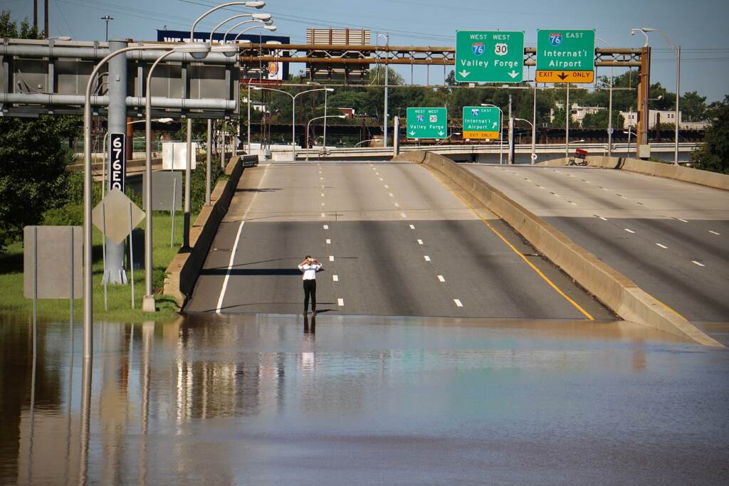 676_flooding_hurricane_ida_EL_090221_04 Flooding closes the Vine Street Expressway from Broad Street to the Schuylkill River.