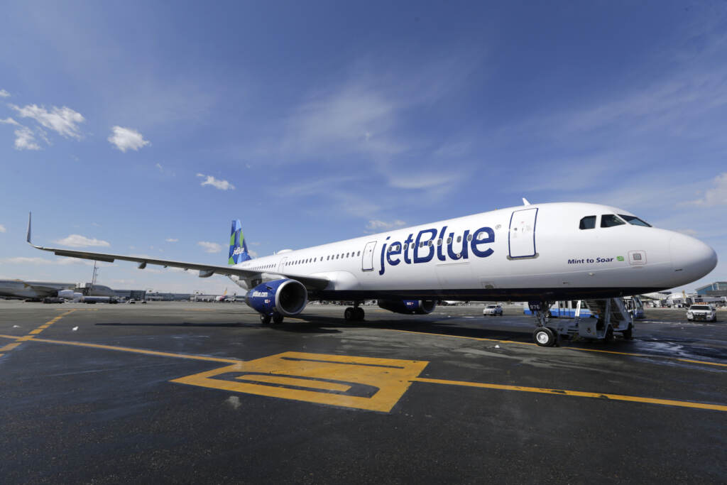 Airports JFK Jet Blue plane