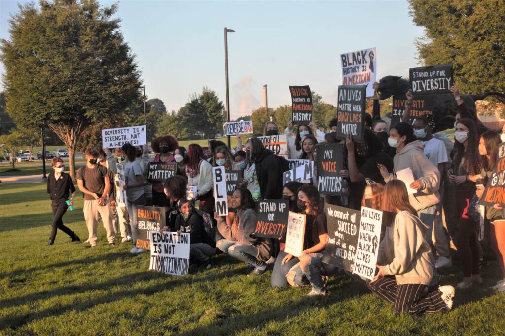 PARUprotest2-1920×1280 Students protest at school