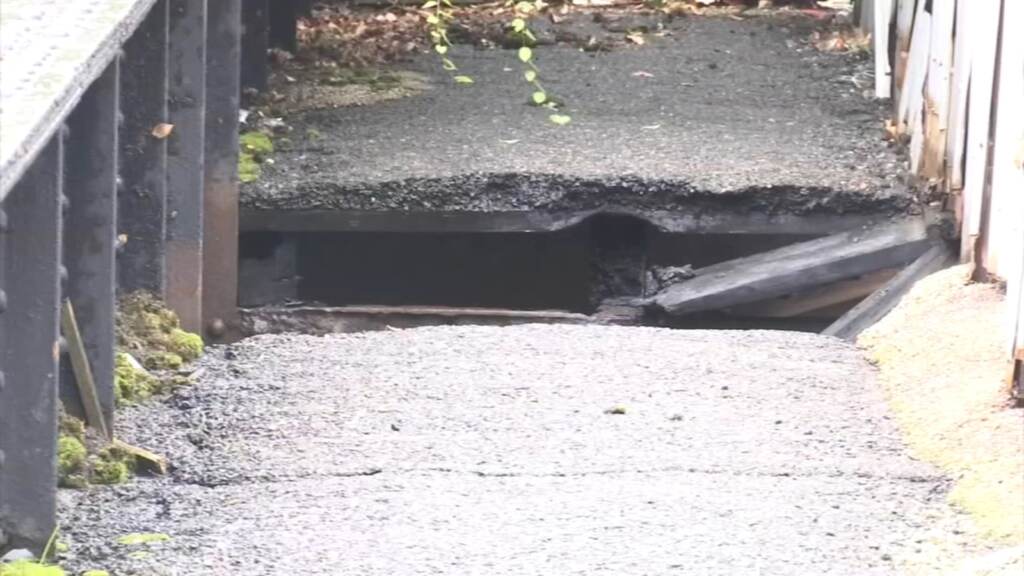 download The old Folcroft Avenue bridge in Folcroft, Delco catches fire early Sunday morning. Debris from the fire is causing delays on Amtrak and has SEPTA's Newark line suspended. (6abc)