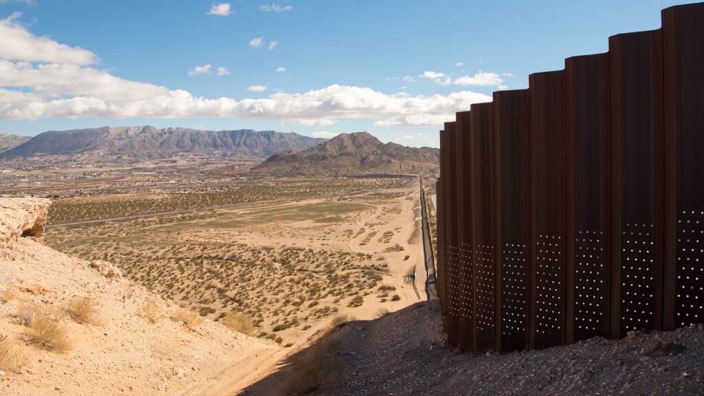 A/SD, CJCS, DHS and NORTHCOM visit US Southern Border The border between the U.S. and Mexico near El Paso