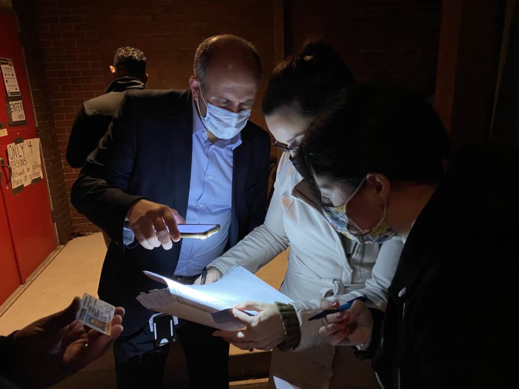 Comisionado de Berks, Michael Rivera y otros buscan por nombres de votantes Latinos