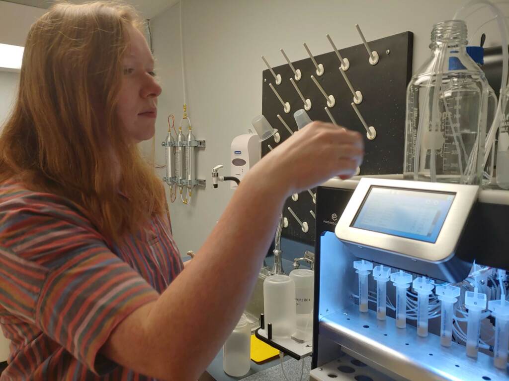 2021-11-08-z-read-delaware-center-for-pfas-solutions-1 Research associate Jess Anton prepares samples with automated sample preparation equipment. (Zoë Read/WHYY)