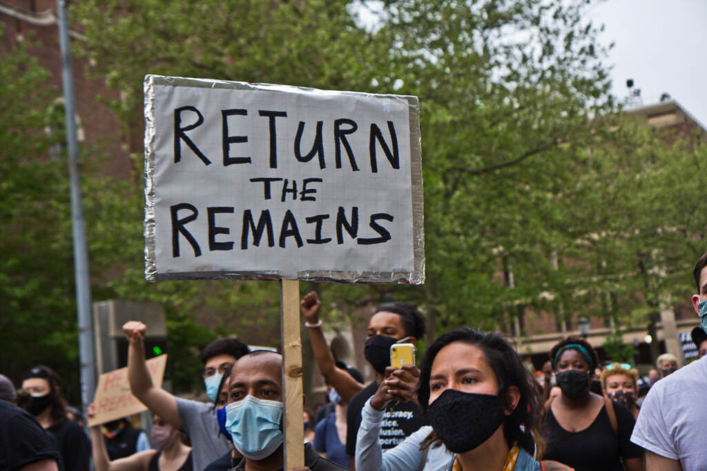 2021 04 28 k paynter penn museum protest over MOVE remains-9 A sign reads,