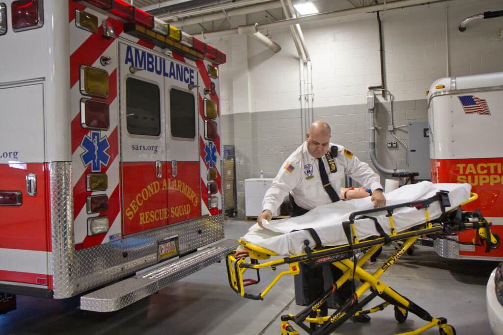 2021 12 23 k paynter EMS in Willow Grow PA-3 Ken Davidson arranges a stretcher