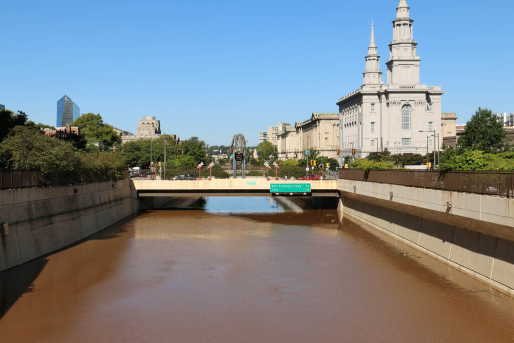 storm 2021 09 02-e lee-philadelphia-vine street expressway-flooding bathtub The Vine Street Expressway is filled like a bathtub from Broad Street to the Schuylkill River after torrential rain from the remnants of Hurrican Ida. (Emma Lee/WHYY)