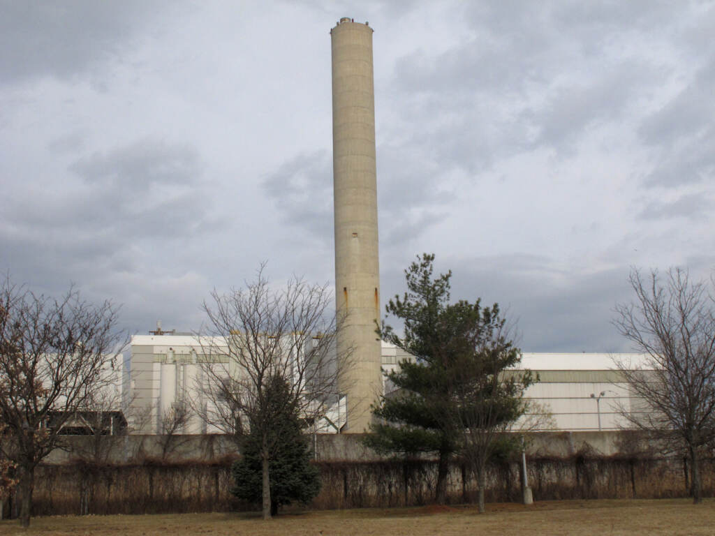 Environmental Justice-Incinerators This Jan. 25, 2022 photo shows a large trash incinerator in Rahway, N.J. (AP Photo/Wayne Parry)