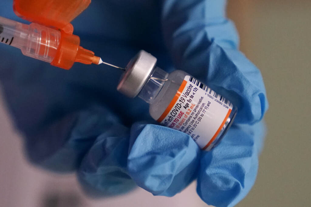 Sima Manifar prepares a children's dose of the Pfizer COVID-19 vaccine