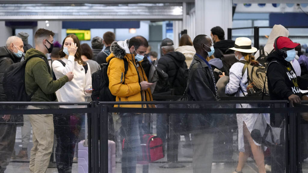 Flight Cancellations Travelers line up at O'Hare International Airport