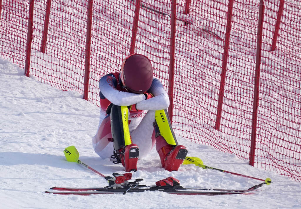 Beijing Olympics Alpine Skiing Mikaela Shiffrin, of the United States sits on the side of the course after skiing out in the first run of the women’s slalom at the 2022 Winter Olympics, Wednesday, Feb. 9, 2022, in the Yanqing district of Beijing