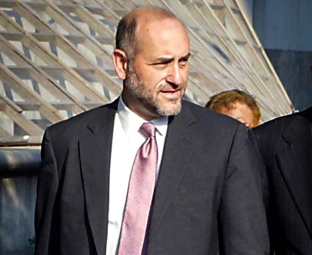 AP22054736686999 (1) File photo: Attorney Mark Pomerantz arrives at Federal Court in New York, Aug. 12, 2002. Pomerantz, one of two prosecutors in charge of the Manhattan district attorney’s criminal investigation into former President Donald Trump, have suddenly resigned throwing the future of the probe into question