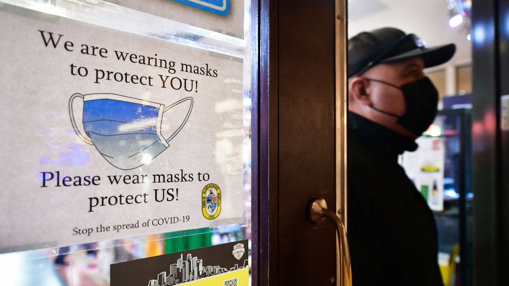 A man wears his mask as he walks past a sign posted on a storefront reminding people to wear masks, on February 25, 2022 in Los Angeles. Los Angeles ends its indoor mask mandate on February 25 for fully vaccinated people with proof of vaccination. Masks are still required for unvaccinated people or those who cannot show proof of a negative test. A man wears his mask as he walks past a sign posted on a storefront reminding people to wear masks, on February 25, 2022 in Los Angeles. Los Angeles ends its indoor mask mandate on February 25 for fully vaccinated people with proof of vaccination. Masks are still required for unvaccinated people or those who cannot show proof of a negative test.
(rederic J. Brown/AFP via Getty Images)
