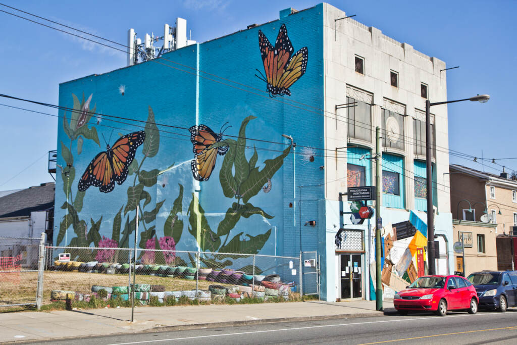 2022 03 03 kpaynter insectarium & butterfly pavilion philadelphia A mural with butterflies is visible on the side of a building.