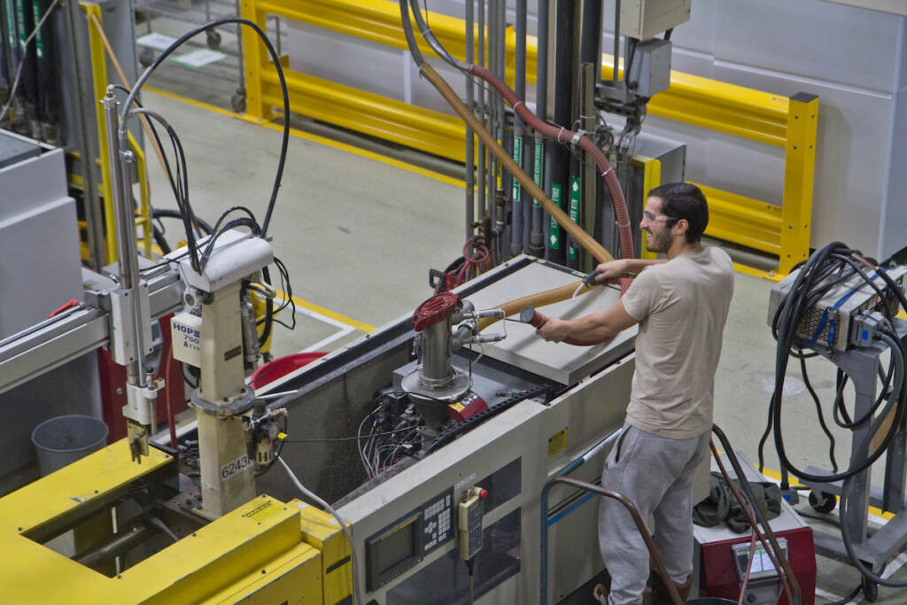 2022 03 10 kpaynter southco manufacturing-8 A technician is working on a machine in a factory