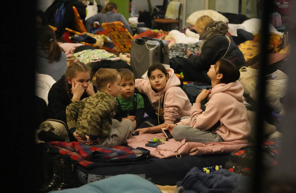 Poland Russia Ukraine War Children, fleeing from Ukraine,play in a shelter designed for women and children at the train station in Przemysl, Poland, Thursday, March 3, 2022. (AP Photo/Markus Schreiber)