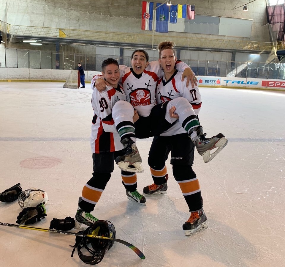 IMG-48b970733ae342d626a3af6d24a03c00-V (1) Anna Gardner (middle) held up by Alika (left) and Vika Gadliya (right) following a tournament in Zagreb