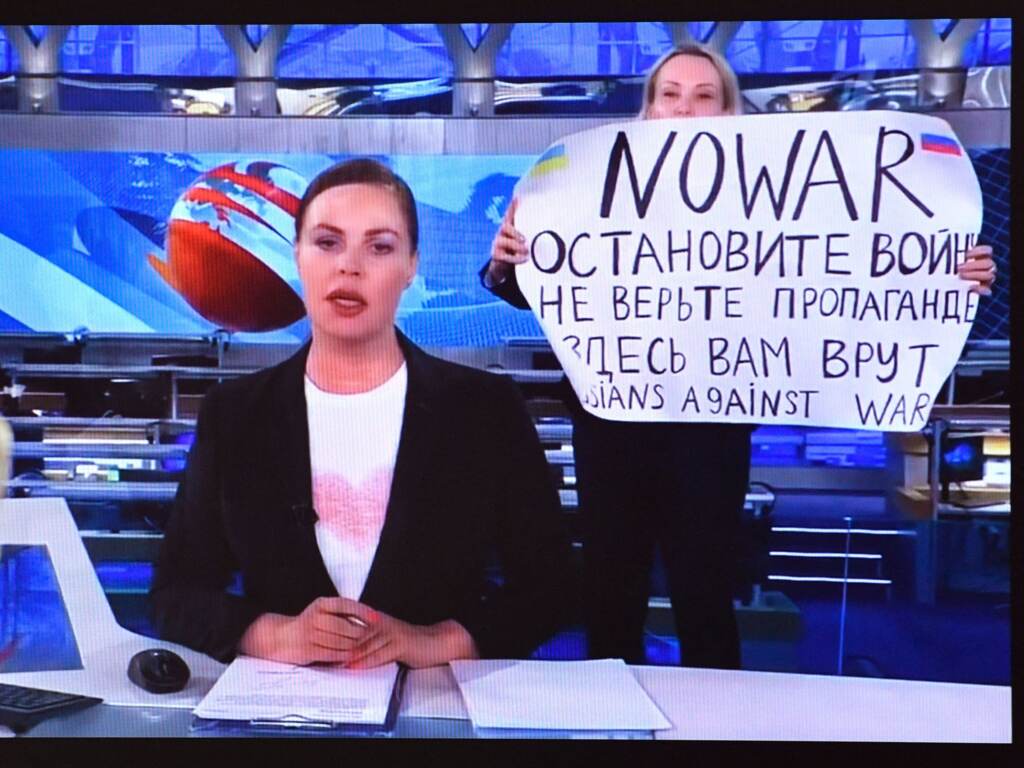 A dissenting Channel One employee interrupted Russia’s most-watched evening news broadcast, holding a poster reading as “No War” and “Russians for peace” and condemning Moscow’s military action in Ukraine. A dissenting Channel One employee holding a poster reading as 'No War'