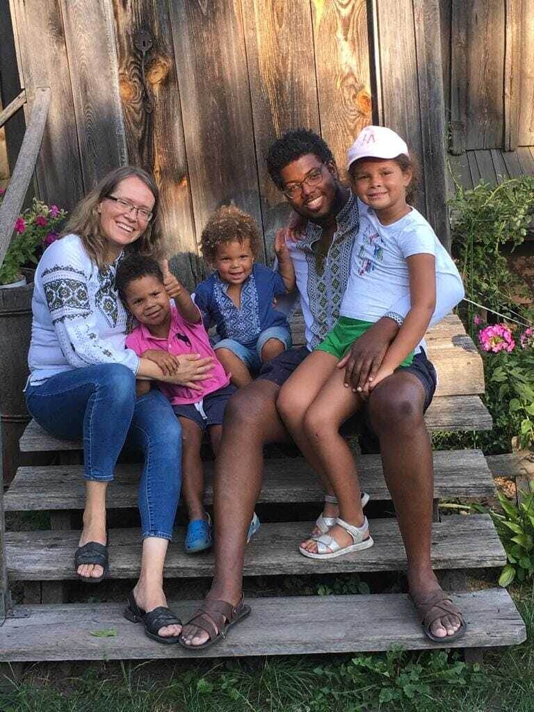 Tatiana Poladko, Atnre Alleyne, and their children pose for a photo