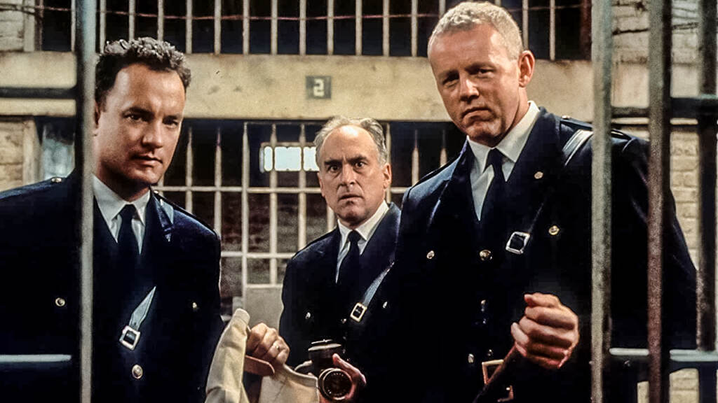 Tom Hanks, David Morse, and Jeffrey DeMunn opening a jail cell door in The Green Mile