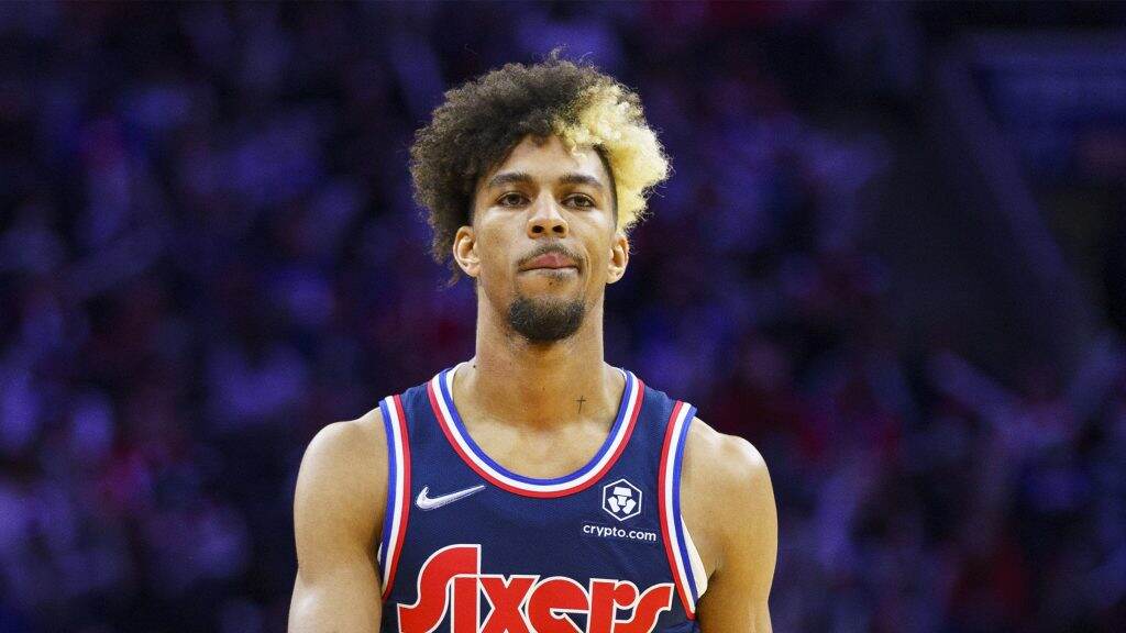 sixers-charliebrownjr-crop-1024×576 Charlie Brown Jr. during a Sixers-Spurs game in January 2022 Chris Szagola/AP Photo)