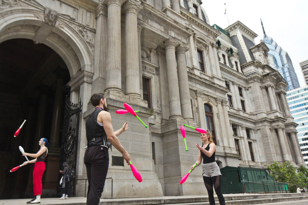 2022 05 11 k paynter fundPHLarts-4 Jugglers outside of City Hall