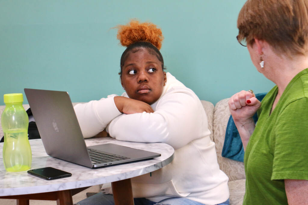 2022 05 12-e lee-presley barner stephanie schechner-philadelphia yeah philly-tutor Presley Barner works with tutor Stephanie Schechner at YEAH Philly. (Emma Lee/WHYY)