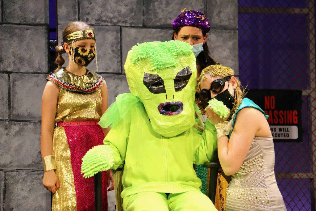 2022 05 18-e lee-west chester uptown theater-dreamland youth musical alien Under the influence of Puck's magic goggles, Titania falls for a player dressed as an alien in Nathan Tysen's spacey take on 'Midsummer Nioght's Dream. (Emma Lee/WHYY)