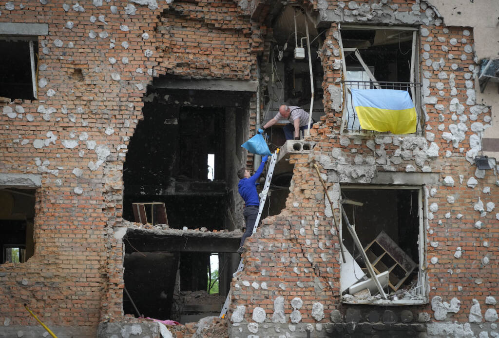 APTOPIX Russia Ukraine War Residents take out their belongings from their house ruined by the Russian shelling in Irpin close to Kyiv, Ukraine, Saturday, May 21, 2022. (AP Photo/Efrem Lukatsky)