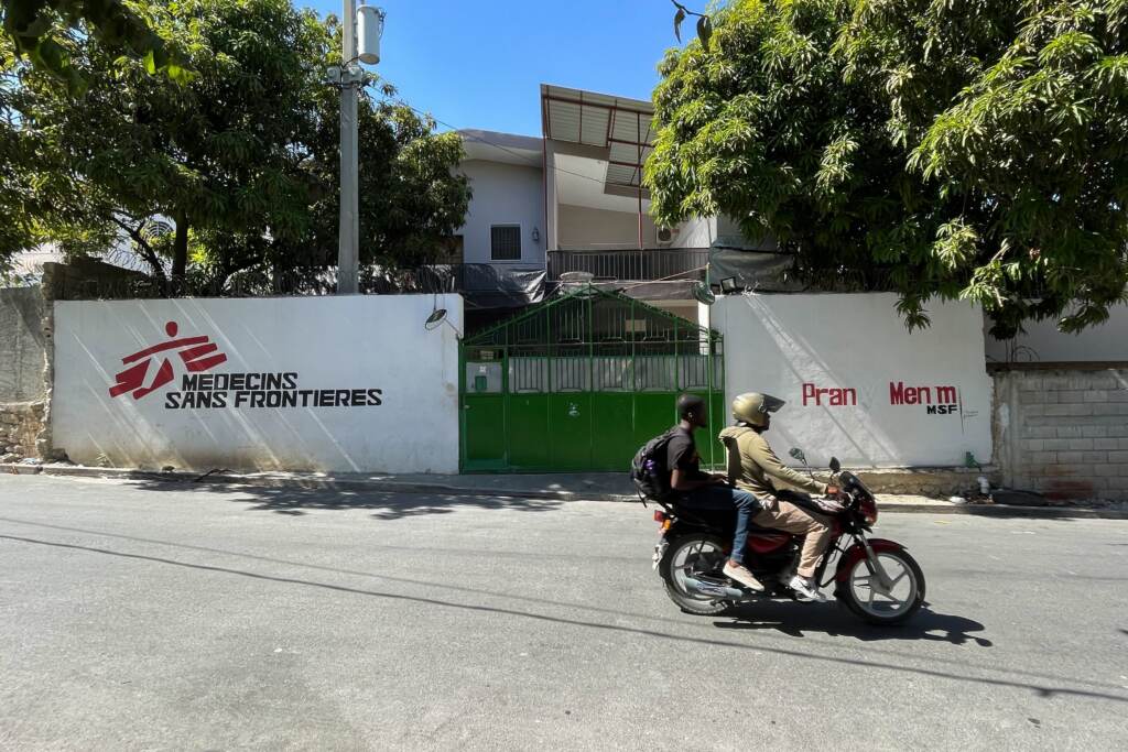 This Doctors Without Borders clinic in Port-au-Prince, Haiti, is called Pran Men’m (Take My Hand) in the local language. The humanitarian medical aid group operates in more than 70 countries. This Doctors Without Borders clinic in Port-au-Prince, Haiti, is called Pran Men'm (Take My Hand) in the local language. The humanitarian medical aid group operates in more than 70 countries.