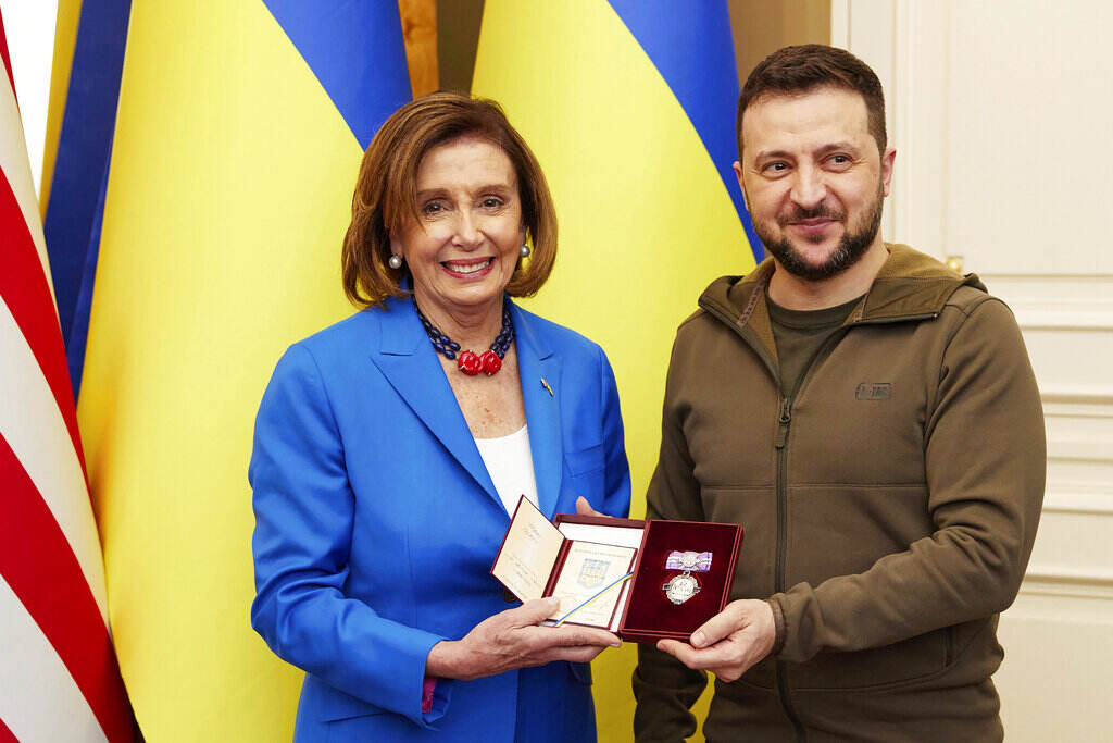 Russia Ukraine War US Nancy Pelosi stands next to Volodymyr Zelenskyy, both are smiling.