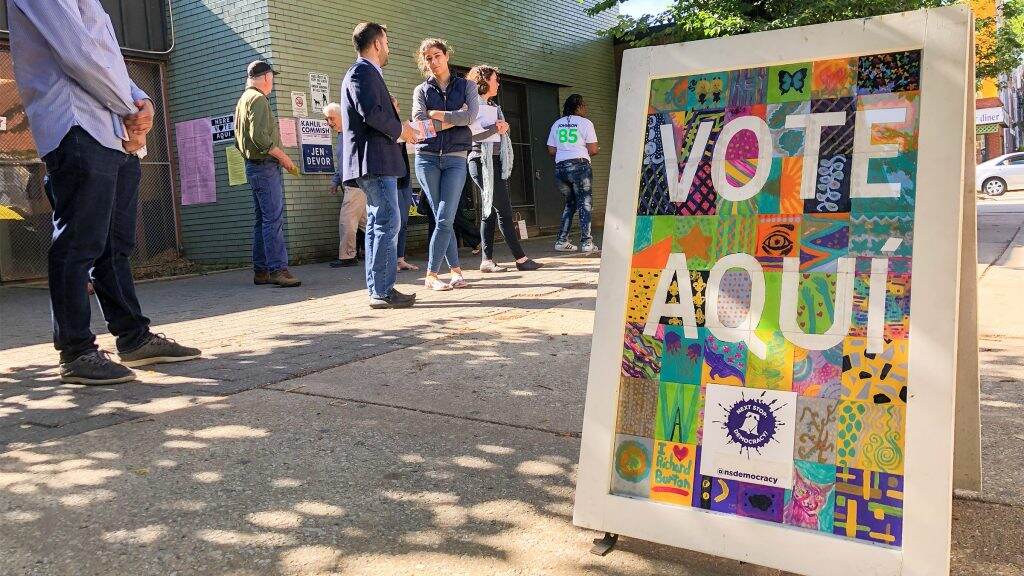 pollingplace-votehere-aqui-1024×576 a sign reads vote aqui