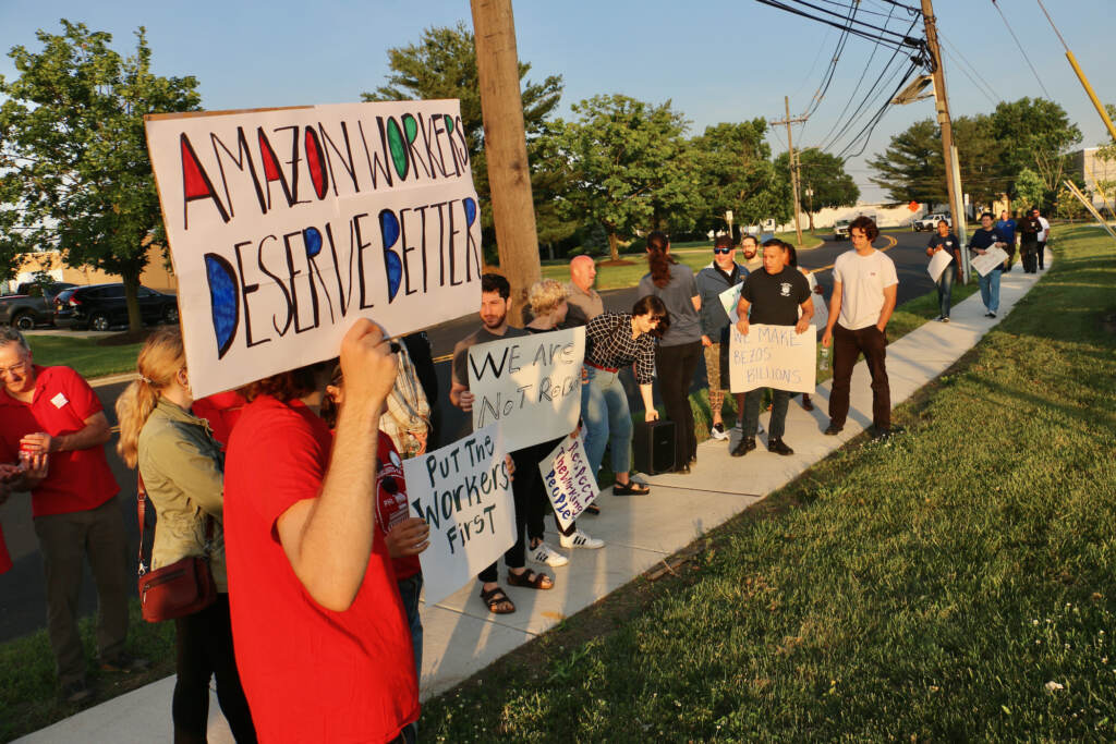 2022 06 01-e lee-bellmawr nj amazon dew8-workers walk out over planned closure supporters Supporters of Amazon workers gather outside a warehouse in Bellmawr