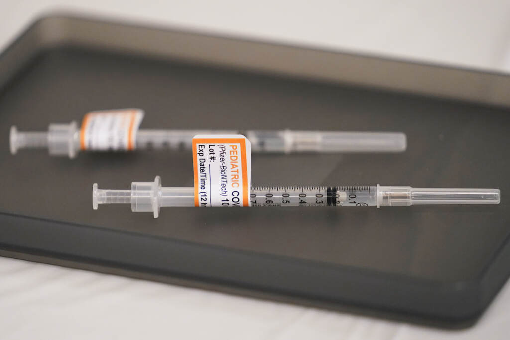 File photo: Prepared Pfizer COVID-19 vaccine syringes for children ages 5 to 11 and adults are displayed on a table at Northwest Community Church in Chicago, Dec. 11, 2021. (AP Photo/Nam Y. Huh, File)
