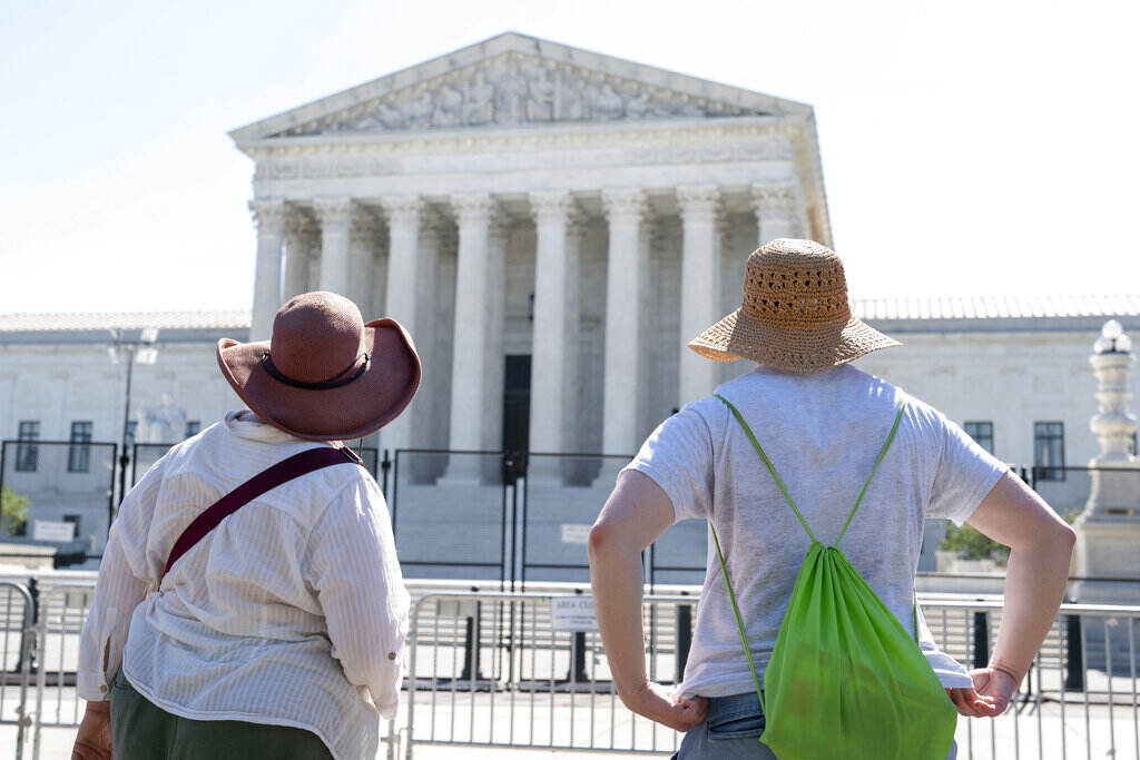 Supreme Court Women in sunhats look at the Supreme Court, Thursday, June 30, 2022, in Washington. (AP Photo/Jacquelyn Martin)