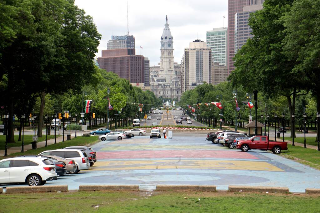 2018 06 22-e lee-philadelphia ben franklin parkway eakins oval city hall Looking east toward City Hall from Eakins Oval.