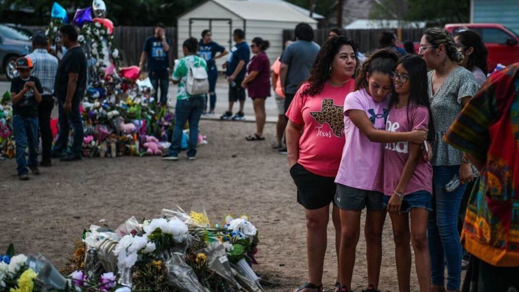 US-TEXAS-SCHOOL-CRIME People mourn at a makeshift memorial for the victims of the Robb Elementary School shooting