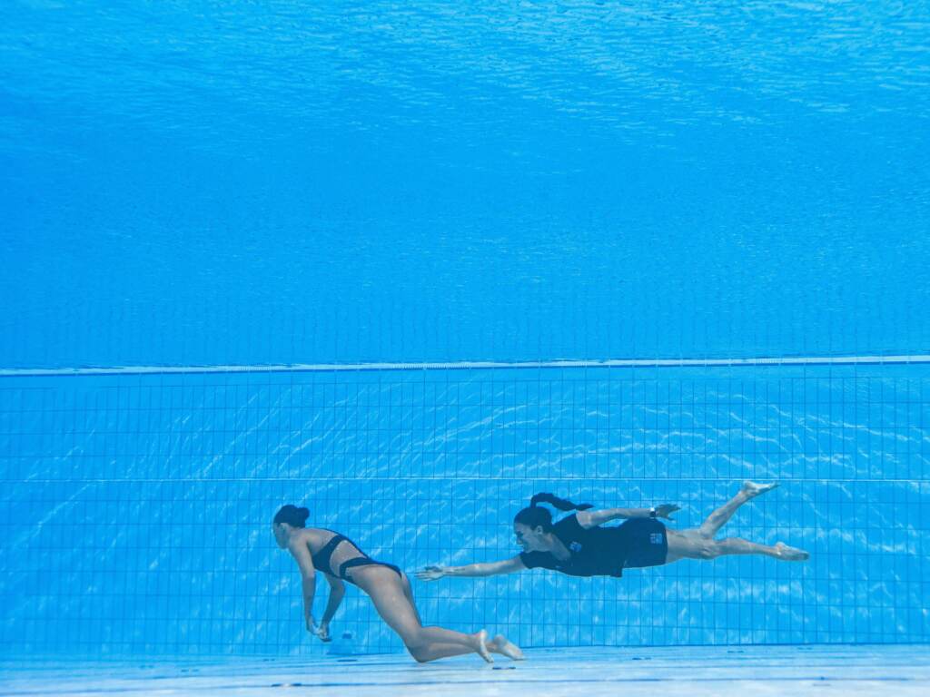 Team USA coach Andrea Fuentes swims toward Anita Alvarez, who sank to the bottom of the pool Wednesday during the women’s solo free artistic swimming finals at the Budapest 2022 World Aquatics Championships. Team USA coach Andrea Fuentes swims toward Anita Alvarez, who sank to the bottom of the pool Wednesday during the women's solo free artistic swimming finals at the Budapest 2022 World Aquatics Championships.
(Oli Scarff/AFP via Getty Images)