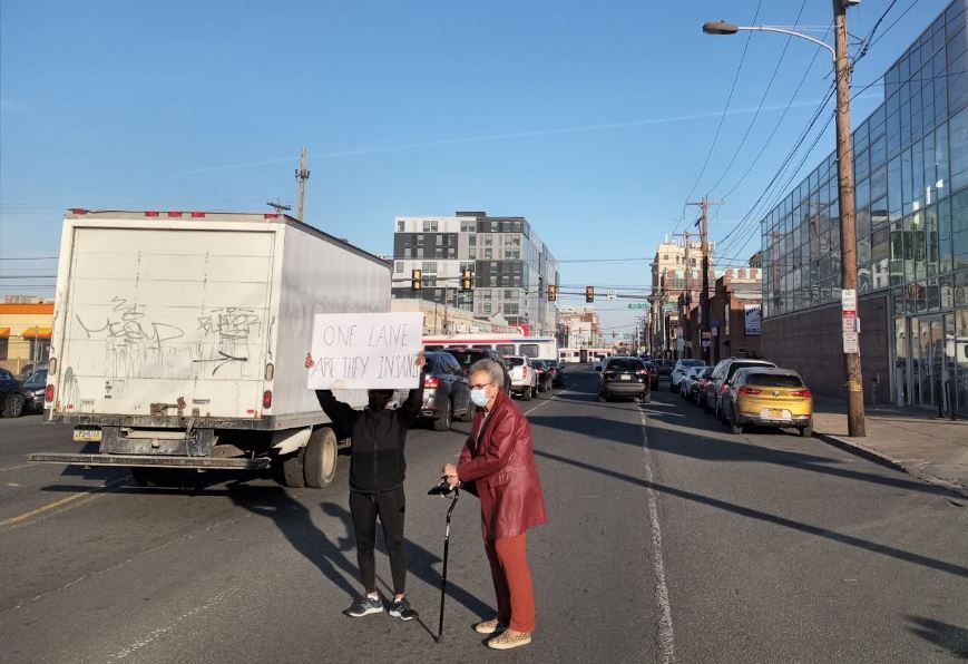 wash_ave_protest-2 When Save Washington Avenue Coalition (SWAC) members blocked just one lane of traffic on Washington Avenue, the group claims the effects on congestion and traffic were immediate and dramatic. (Courtesy of SWAC)