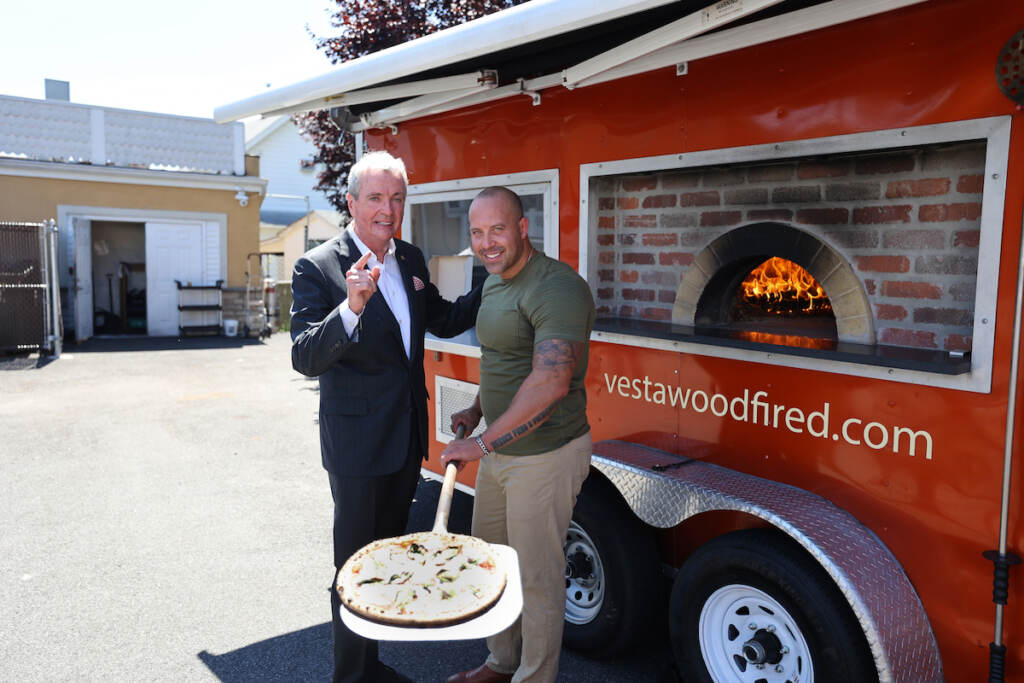 Governor Phil Murphy stands next to Frank Giampa of Vesta Wood-Fired Pizza and Bar in East Rutherford. (Edwin J. Torres/NJ Governor’s Office).
