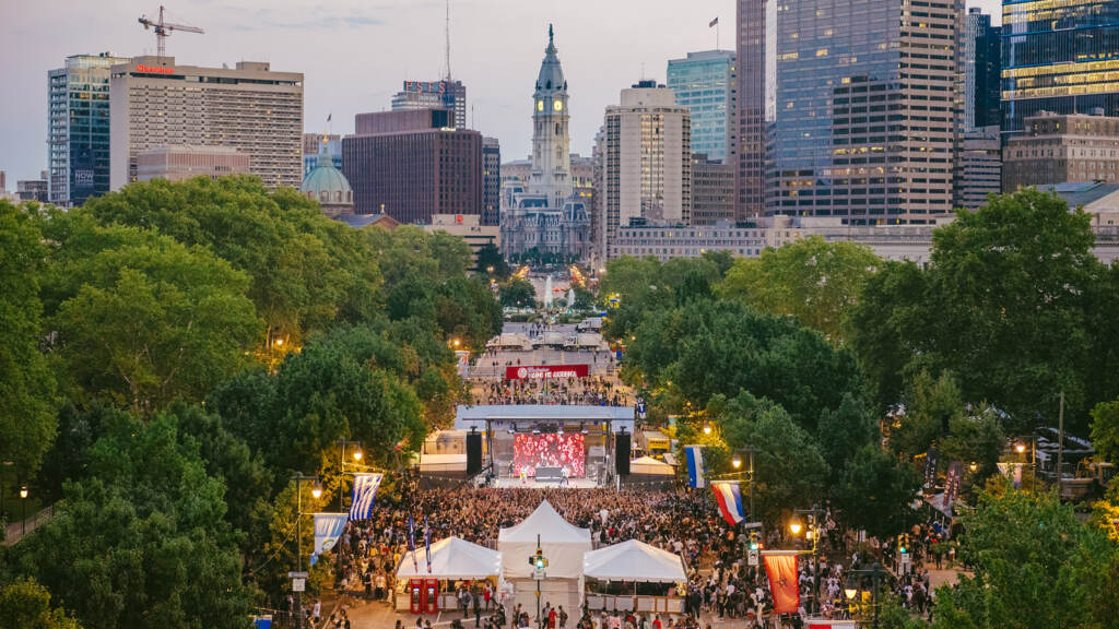 Budweiser Made in America Festival Crowds fill the Ben Franklin Parkway for Made in America