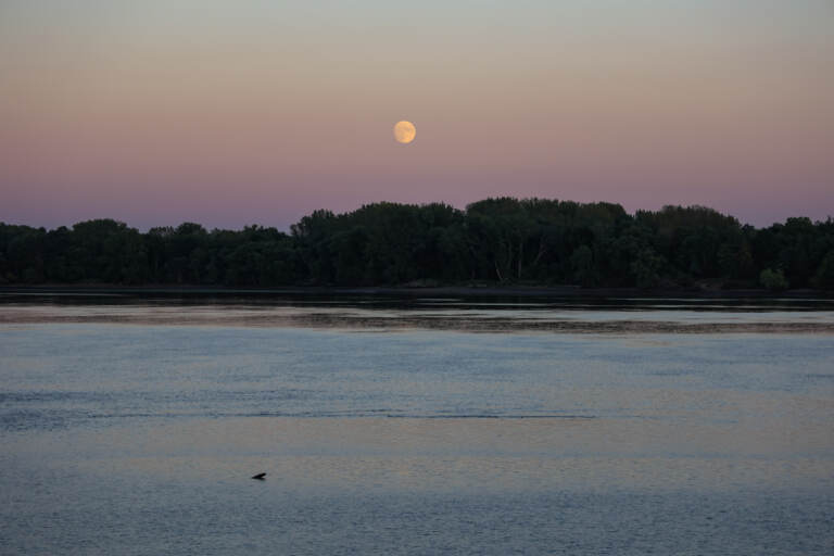 File photo: The sun sets over the Delaware River. (Kimberly Paynter/WHYY)