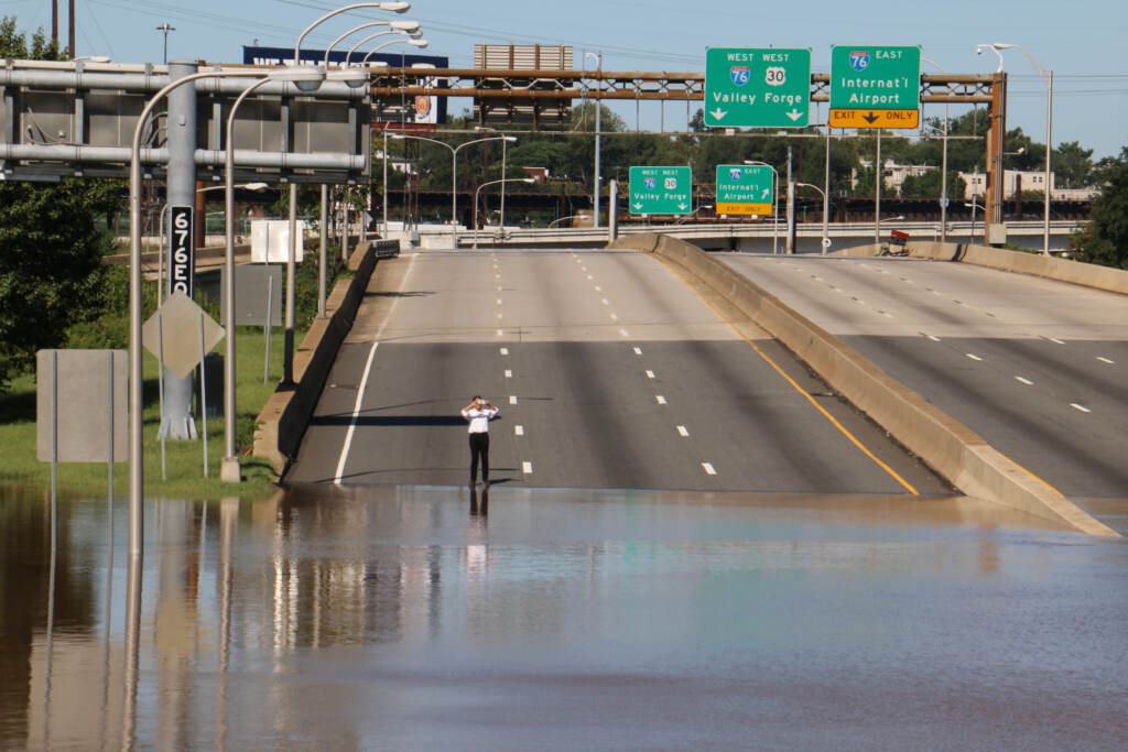 2021 09 02-e lee-philadelphia-vine street expressway-flooding rise Highway covered in floodwaters