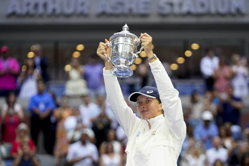 US Open Tennis Iga Swiatek, of Poland, holds up the championship trophy after defeating Ons Jabeur, of Tunisia, to win the women's singles final of the U.S. Open tennis championships, Saturday, Sept. 10, 2022, in New York. (AP Photo/Frank Franklin II)